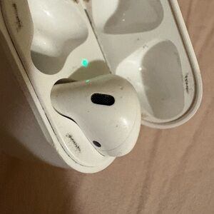 apple airpod gen 1 (case and right airpod)